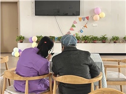 當(dāng)你老到忘了世界，我該拿什么來(lái)愛(ài)你